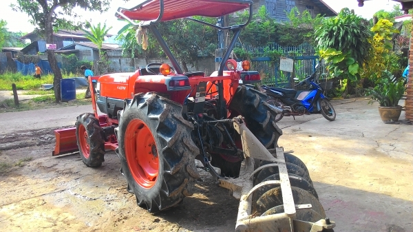 แอล4508 พร้อมใช้ไม่มีจุดรั่วชึมพร้อมหางหก ขายถูก28000045แรงเครืองดีเกียรไม่หอน ระบบไฮโดลิคใช้งานได้ทุกอย่าง ไม่มีจุดรั่วซึม ระบบการทำงานดีแน่นอน เพราะรถทุกคันผมเลือกเองขับทดสอบแล้วทุกคัน    รับรองว่าใช้งานได้อีกนานคุ่มกับเงินของท่านที่เสียมาแน่นอนครับ