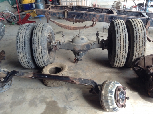 ขายครัสซี hino km เครื่อง wo4d เกียร์ คานหน้าคานหลังมีครบ หัวเก๋ง hino km มีทะเบียน