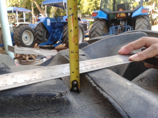 ขายแล้ว087-9438XXX นครสวรรค์ ยางหลังรถไถถอด\% 18.4-30 ดีสโตน ยางสวยดอกยังสูงพร้อมยางใน