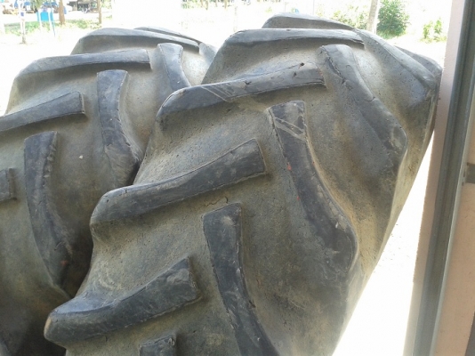 ขายแล้ว087-9438XXX นครสวรรค์ ยางหลังรถไถถอด\% 18.4-30 ดีสโตน ยางสวยดอกยังสูงพร้อมยางใน