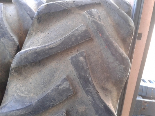 ขายแล้ว087-9438XXX นครสวรรค์ ยางหลังรถไถถอด\% 18.4-30 ดีสโตน ยางสวยดอกยังสูงพร้อมยางใน