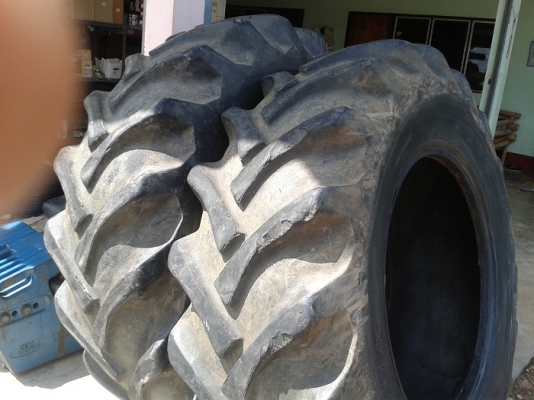 ขายแล้ว087-9438XXX นครสวรรค์ ยางหลังรถไถถอด\% 18.4-30 ดีสโตน ยางสวยดอกยังสูงพร้อมยางใน