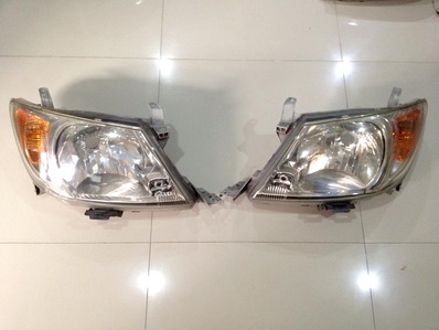 ไฟหน้าVIGOซ้ายขวา ขาครบไม่แตกหัก เป็นของแท้ ยังไม่เคยผ่านการขัด ตจว ส่งได้