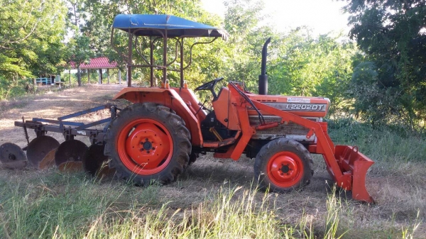ขายครับรถไถ KUBOTA L2202DT พร้อมใบดันหน้า ผาน3 รถพร้อมใช้งานครับ