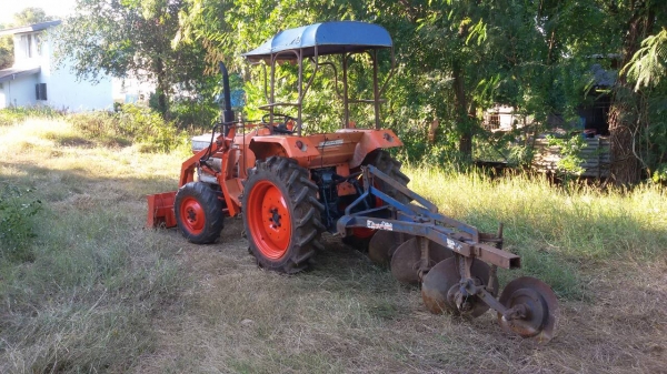 ขายครับรถไถ KUBOTA L2202DT พร้อมใบดันหน้า ผาน3 รถพร้อมใช้งานครับ