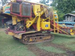 ขายรถเกี่ยวข้าว เกษตรพัฒนา อุ้ม 2.5 ตันรุ่นปลดหนี้ตัวใหญ่  ปี 53  หน้าเกียว 3.3 เมตรตัวเดิน 10