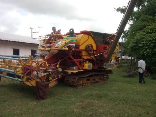 ขายรถเกี่ยวข้าว เกษตรพัฒนา อุ้ม 2.5 ตันรุ่นปลดหนี้ตัวใหญ่  ปี 53  หน้าเกียว 3.3 เมตรตัวเดิน 10