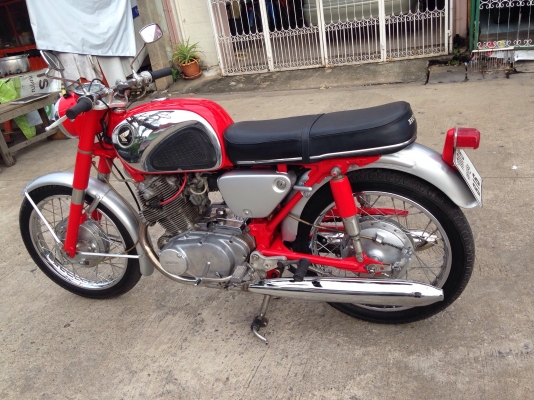 ขายcb72 สวยๆทะเบียนเต็ม พร้อมชุดโอน สีสวยเดิมเยอะ ตามรูป ขาย 145000 ติดต่อ 0811160919