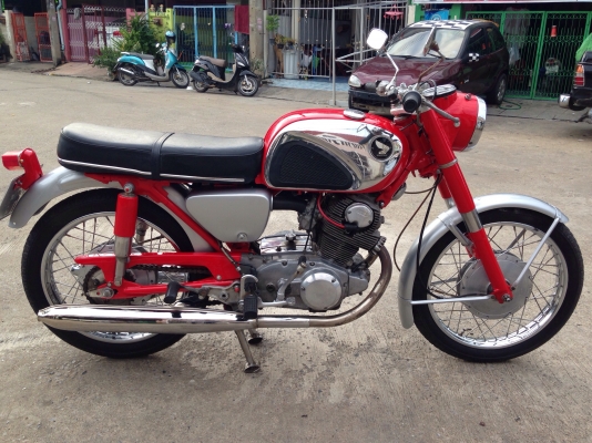 ขายcb72 สวยๆทะเบียนเต็ม พร้อมชุดโอน สีสวยเดิมเยอะ ตามรูป ขาย 145000 ติดต่อ 0811160919