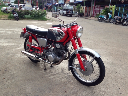 ขายcb72 สวยๆทะเบียนเต็ม พร้อมชุดโอน สีสวยเดิมเยอะ ตามรูป ขาย 145000 ติดต่อ 0811160919