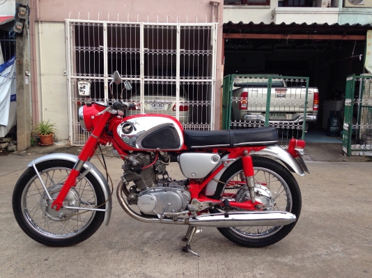 ขายcb72 สวยๆทะเบียนเต็ม พร้อมชุดโอน สีสวยเดิมเยอะ ตามรูป ขาย 145000 ติดต่อ 0811160919