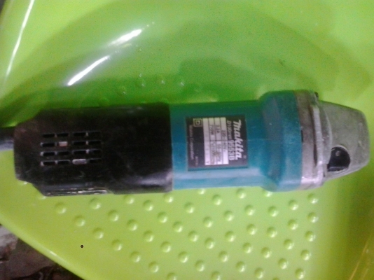 เครื่องเจียรไฟฟ้า ยี่ห้อ makita รุ่น 9553b ขนาด 4" ราคาไม่แพง สภาพสวย