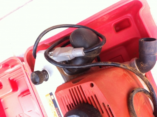 เครื่องขัดกระดาษทราย 4 นิ้ว ยี่ห้อ XINYUAN อุปกรณ์ครบชุดในกล่องพลาสติก สภาพสวยพร้อมใช้งาน