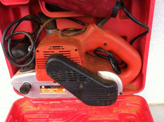 เครื่องขัดกระดาษทราย 4 นิ้ว ยี่ห้อ XINYUAN อุปกรณ์ครบชุดในกล่องพลาสติก สภาพสวยพร้อมใช้งาน