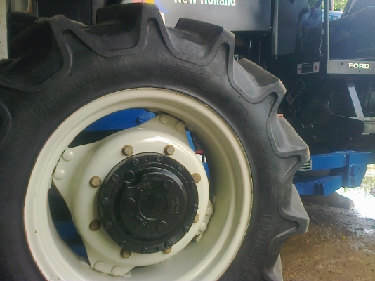 ขายรถไถFORD  NEWHOLLAND รุ่นTS90รถ2500ช.ม กรองใหญ่สนใจ0810076640