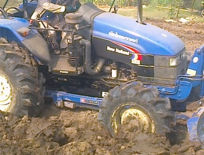 ขายรถไถFORD  NEWHOLLAND รุ่นTS90รถ2500ช.ม กรองใหญ่สนใจ0810076640