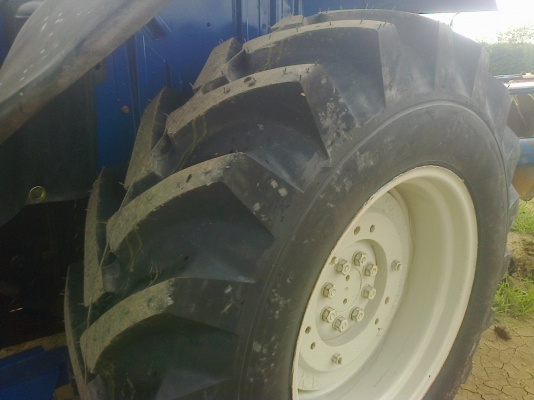 ขายรถไถFORD  NEWHOLLAND รุ่นTS90รถ2500ช.ม กรองใหญ่สนใจ0810076640