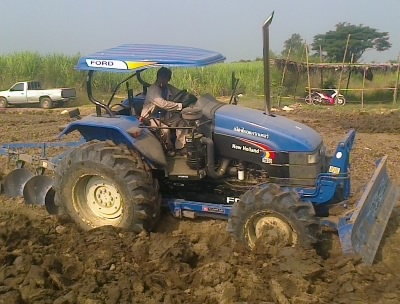 ขายรถไถFORD  NEWHOLLAND รุ่นTS90รถ2500ช.ม กรองใหญ่สนใจ0810076640