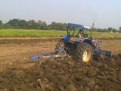 ขายรถไถFORD  NEWHOLLAND รุ่นTS90รถ2500ช.ม กรองใหญ่สนใจ0810076640
