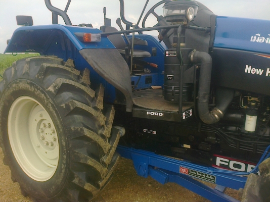 ขายรถไถFORD  NEWHOLLAND รุ่นTS90รถ2500ช.ม กรองใหญ่สนใจ0810076640