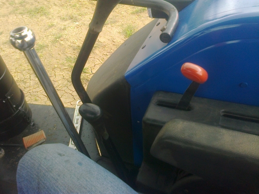 ขายรถไถFORD  NEWHOLLAND รุ่นTS90รถ2500ช.ม กรองใหญ่สนใจ0810076640