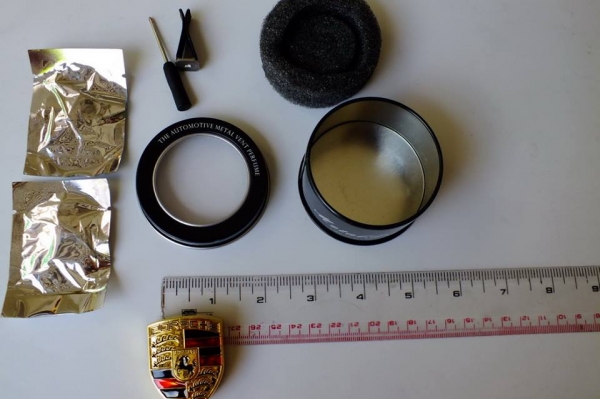 น้ำหอมเสียบช่องแอร์ ดีไซน์เป็นโลโก้รถ งานโลหะ