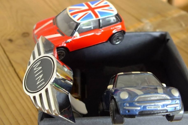 น้ำหอมเสียบช่องแอร์ ดีไซน์เป็นโลโก้รถ งานโลหะ