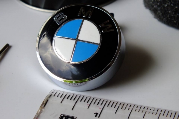 น้ำหอมเสียบช่องแอร์ ดีไซน์เป็นโลโก้รถ งานโลหะ