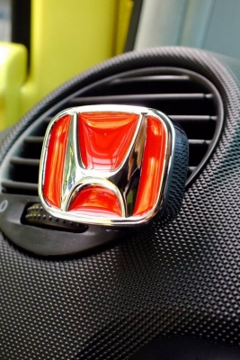 น้ำหอมเสียบช่องแอร์ ดีไซน์เป็นโลโก้รถ งานโลหะ