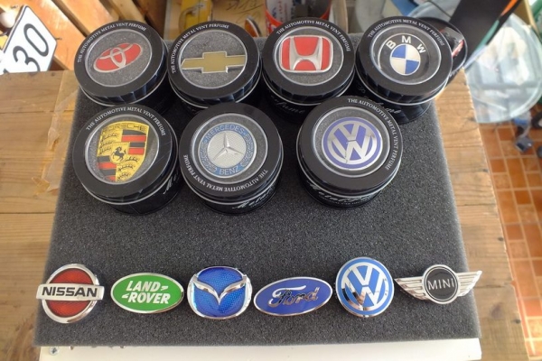 น้ำหอมเสียบช่องแอร์ ดีไซน์เป็นโลโก้รถ งานโลหะ