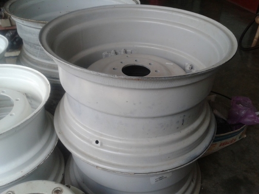 ขายแล้ว ขอบคุณลูกค้าจากกำแพงเพชรมากครับ กระทะล้อหลังรถไถฟอร์ดแท้ติดรถ(เก่านอก) CNH กระทะหลังขอบ 30" X 16"