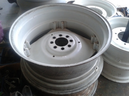 ขายแล้ว ขอบคุณพี่จากสระบุรีมากครับ กระทะล้อหลังรถไถฟอร์ดแท้ เก่านอกขอบ34"X15" สภาพสวยไม่มีผุ