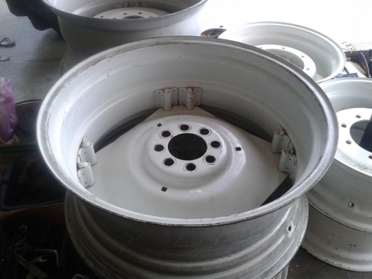 ขายแล้ว ขอบคุณพี่จากสระบุรีมากครับ กระทะล้อหลังรถไถฟอร์ดแท้ เก่านอกขอบ34"X15" สภาพสวยไม่มีผุ