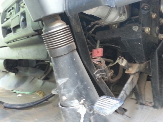 รถอีซูซุ  6  ล้อดั้ม NQR  150 แรงม้า. ปี 50  สนใจติดต่อ 081 - 6079515