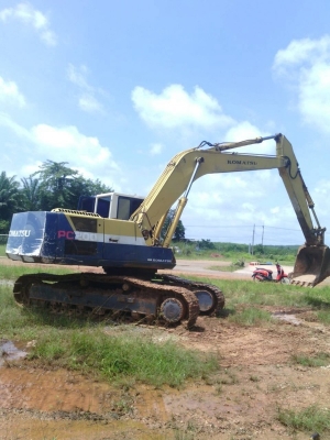 รถแบคโฮ KOMATSU  /  PC 200 - 5  สนใจติดต่อ 081 - 6079515