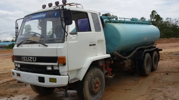 ขายรถบรรทุก 10 ล้อน้ำ ISUZU ROCKY 195 แรงม้า เกียร์ฟูลเลอร์ เบรคทิฟฟี่ พวงมาลัยเพาเวอร์ มีที่ดูดจ่ายน้ำในตัว ปั๊มใหม่ 2 เพลา ราคา 750000