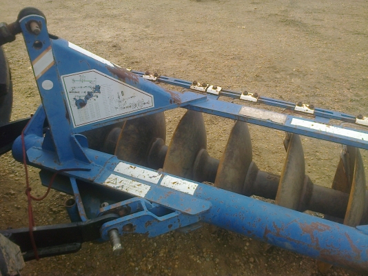 ขาย รถไถFORD NEWHOLLAND  รุ่นTS 90  กรองใหญ่ ใช้งาน2500ช.ม พร้อม ทะเบียน  สนใจ0810076640