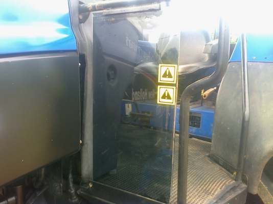 ขาย รถไถFORD NEWHOLLAND  รุ่นTS 90  กรองใหญ่ ใช้งาน2500ช.ม พร้อม ทะเบียน  สนใจ0810076640