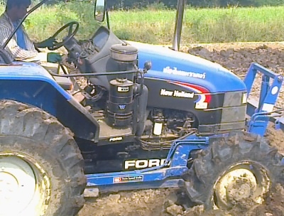 ขาย รถไถFORD NEWHOLLAND  รุ่นTS 90  กรองใหญ่ ใช้งาน2500ช.ม พร้อม ทะเบียน  สนใจ0810076640
