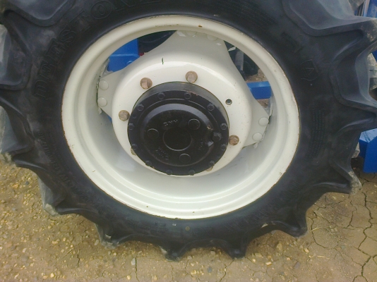 ขาย รถไถFORD NEWHOLLAND  รุ่นTS 90  กรองใหญ่ ใช้งาน2500ช.ม พร้อม ทะเบียน  สนใจ0810076640