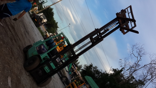 ขายรถยก2ตัน.เสา3ท่อน4.6เมตร.เข้าตู้