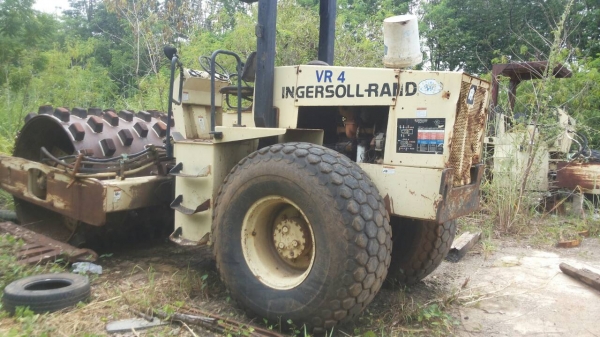 ขายด่วนครับ รถบด SD-100 D สั่นสะเทือน พร้อมใช้งานเลยครับ