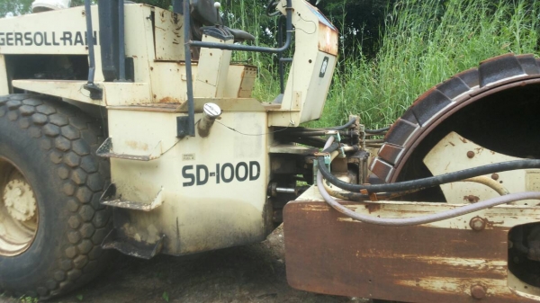 ขายด่วนครับ รถบด SD-100 D สั่นสะเทือน พร้อมใช้งานเลยครับ ขายด่วนครับ รถบด SD-100 D สั่นสะเทือน พร้อมใช้งานเลยครับ