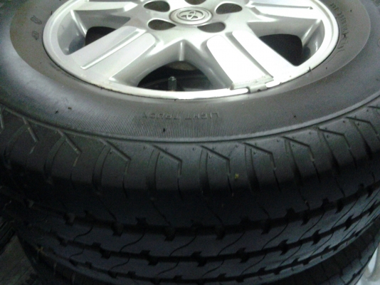 ขายแม็กซ์VIGO พร้อมยาง MAXXIS 215/70/15 ปี12 สวยๆ ดอกเต็มๆครับ