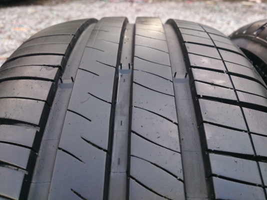 ขายยาง MICHELIN 195/60R15 ยางสัปดาห์ที่24ปี12 ดอกเต็มนิ่มลึกเท่ากันไม่กินข้าง (สภาพยาง90\%) จำนวน 1 ชุด