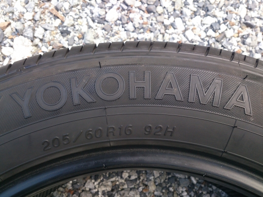 ขายยางYOKOHAMA 205/60R16 ยางสัปดาห์ที่24ปี12 ดอกเต็มนิ่มลึกเท่ากันไม่แตกลายไม่ร้าวไม่กินข้าง (สภาพยาง90\%) จำนวน 1 ชุด