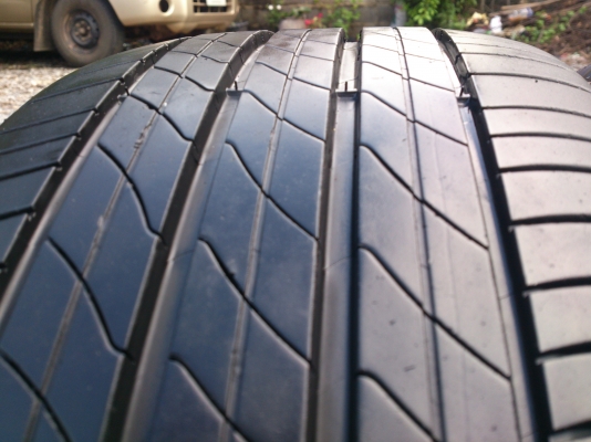 ขายยาง MICHELIN PRIMACY 225/50R17 ยางสัปดาห์ที่35ปี13 ดอกเต็มนิ่มลึกเท่ากันไม่แตกลายไม่ร้าวไม่กินข้าง (สภาพยาง95\%) จำนวน 1 ชุด
