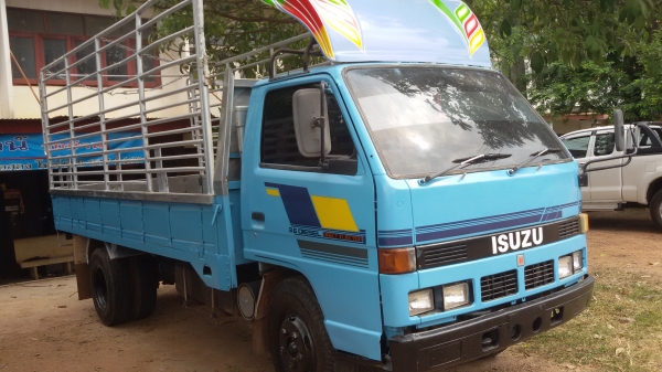 (ร้านรุ่งโรจน์ 082-1057078)ขาย 6ล้อ isuzu  NKR110 ห้างแท้ปี 37 เกียร์สั้นแท้จากศูนย์ รถมือเดียว แอร์ ฟิล์ม เพาเวอร์ กระบะเหรด ยางเรเดียล เครื่องแน่นมาก นิ่ม ช่วง