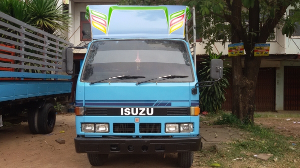 (ร้านรุ่งโรจน์ 082-1057078)ขาย 6ล้อ isuzu  NKR110 ห้างแท้ปี 37 เกียร์สั้นแท้จากศูนย์ รถมือเดียว แอร์ ฟิล์ม เพาเวอร์ กระบะเหรด ยางเรเดียล เครื่องแน่นมาก นิ่ม ช่วง