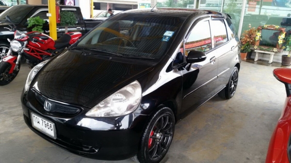HONDA JAZZ ปี 2005 ขายรถสวย เกียร์ AUTO พวงมาลัยพาวเวอร์ แอร์เย็น กระจกไฟฟ้า ล้อ MAX แต่ง เครื่องเดิมแน่นๆ ช่วงล่างขับดี เบาะสภาพสวย สีสวย ภายในสะอาด รถพร้อมใช้งาน จัดไฟแนนได้